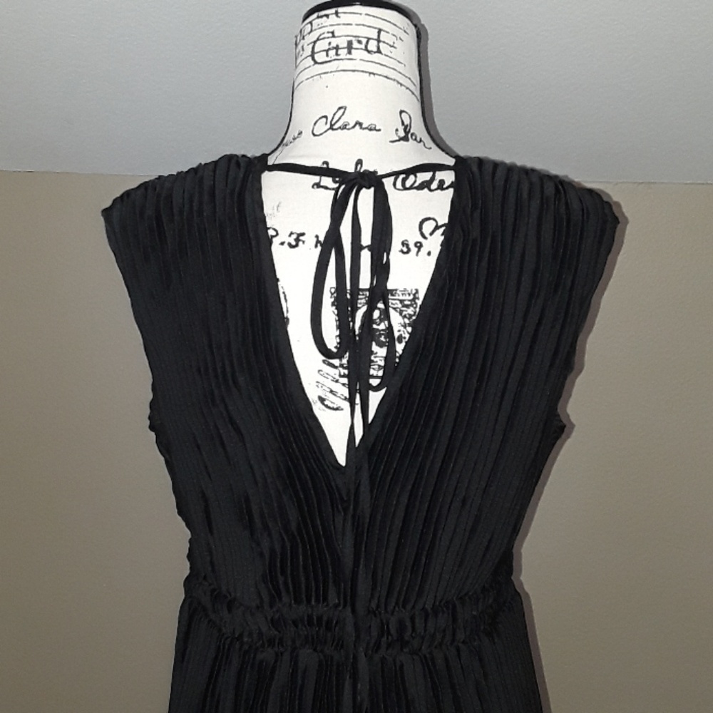 NWT, Romeo + Juliet Couture Black Accordian Pleated Dress - Picture 9 of 16